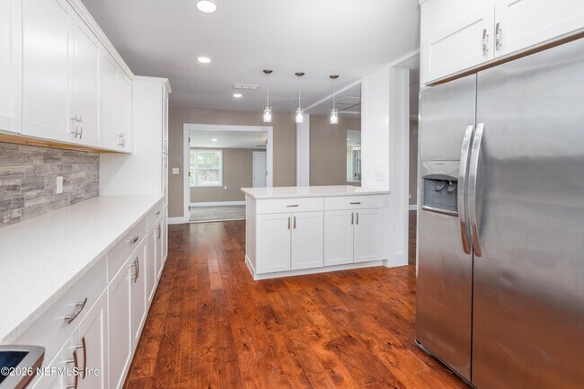 Foto del edificio - 2450 Fallen Tree Dr W