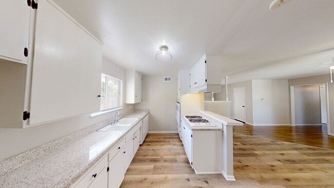 Building Photo - Beautiful 3 bedroom, 2 bathroom home in Re...