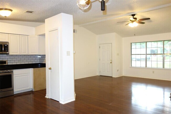 Foto del edificio - 7014 Riverton Dr