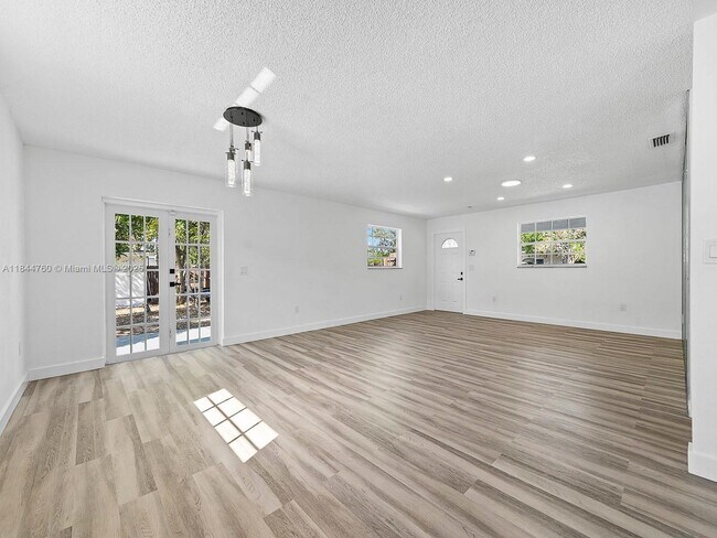 Foto del edificio - 139 NE 17th St