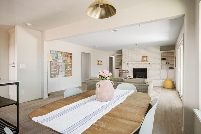 Foto del edificio - A beautifully renovated 4 bedroom home in The Village!