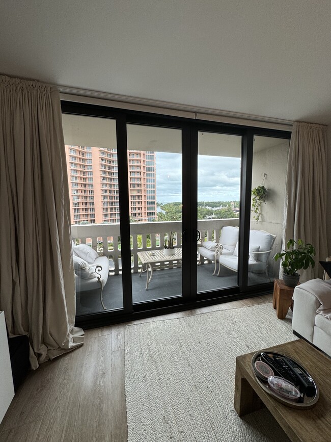 Foto del edificio - 90 Edgewater Dr
