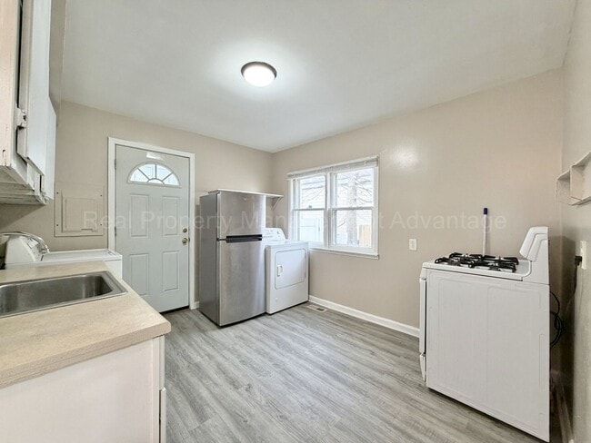 Building Photo - Newly Updated 2 Bed Ranch with Private Backyard