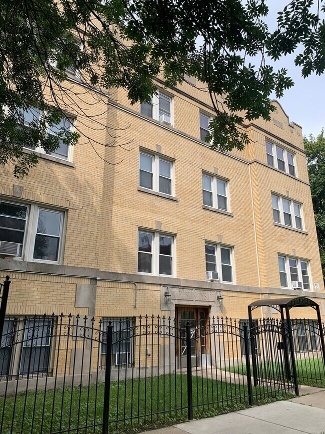 Building Photo - 4460 N Avers Ave