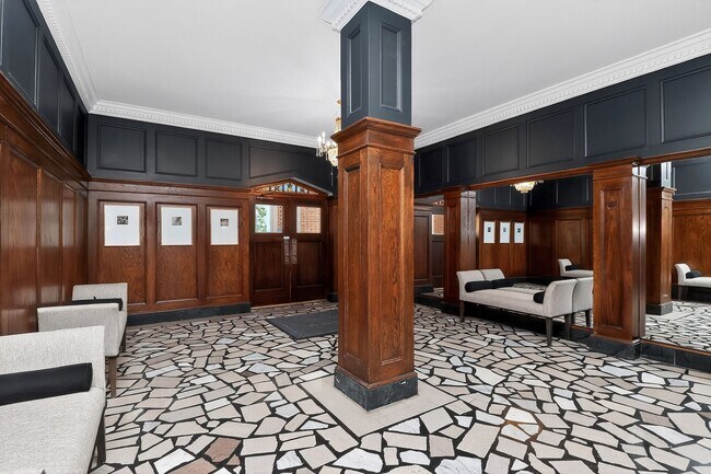 Foto del edificio - Absolutely stunning penthouse level unit in the historic Poplar building in Charlotte's tree line...