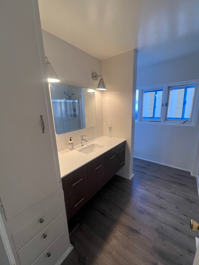 Foto del edificio - 1300 Dunning Dr