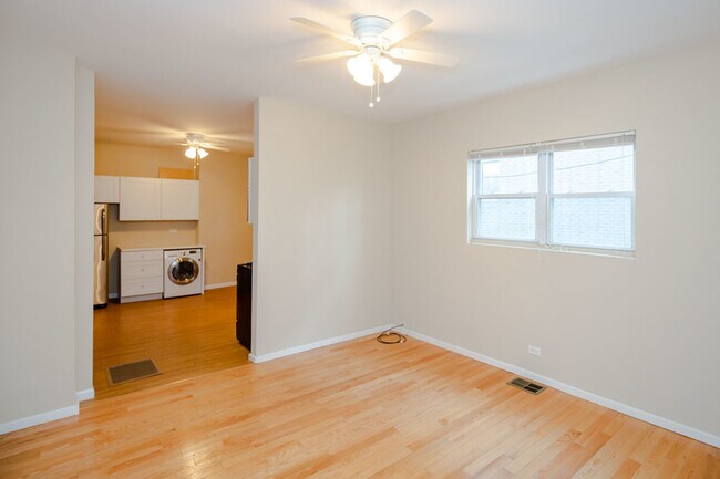 Foto del edificio - 2447 N Clybourn Ave