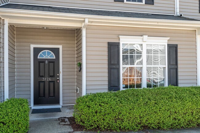Foto del edificio - 3-Bedroom Townhouse in the Heart of Raleigh