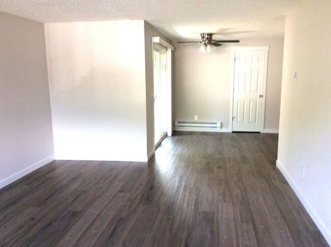 Building Photo - Totally Updated, Beautiful Duplex unit! Av...