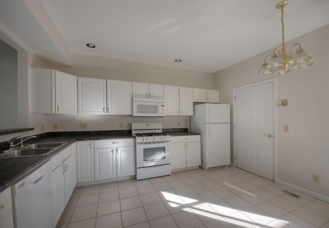 Building Photo - 9929 Hunters Ridge