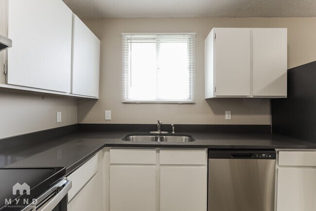 Foto del edificio - 2460 Woodthrush Dr