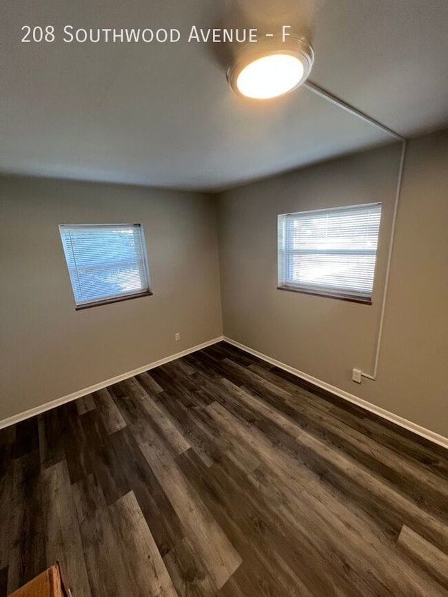 Building Photo - Updated One Bed in the Heart of Merion Vil...