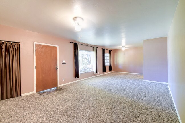 Foto del edificio - 6804 E 6th St