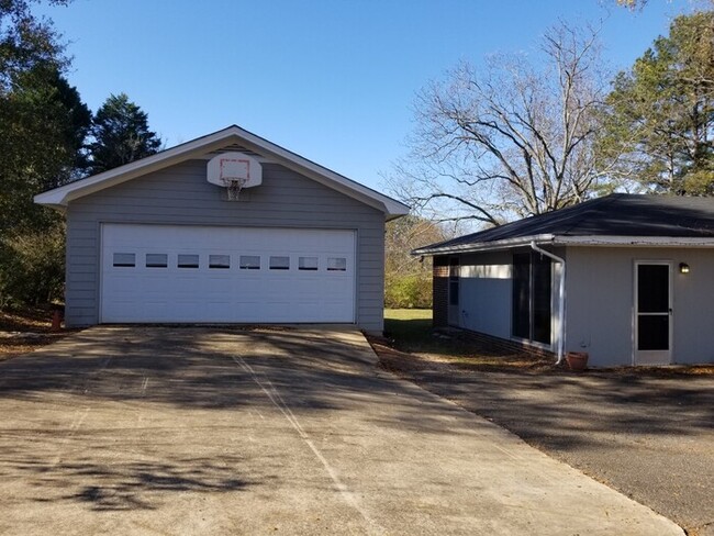 Building Photo - 1710 Hog Mountain Rd