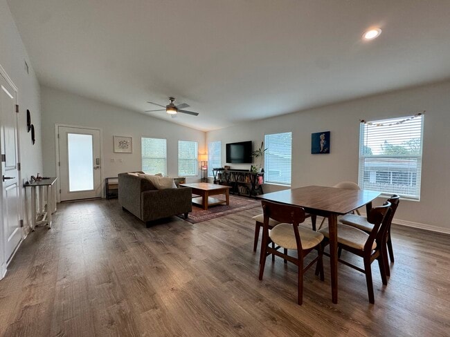 Foto del edificio - 743 64th Ave N