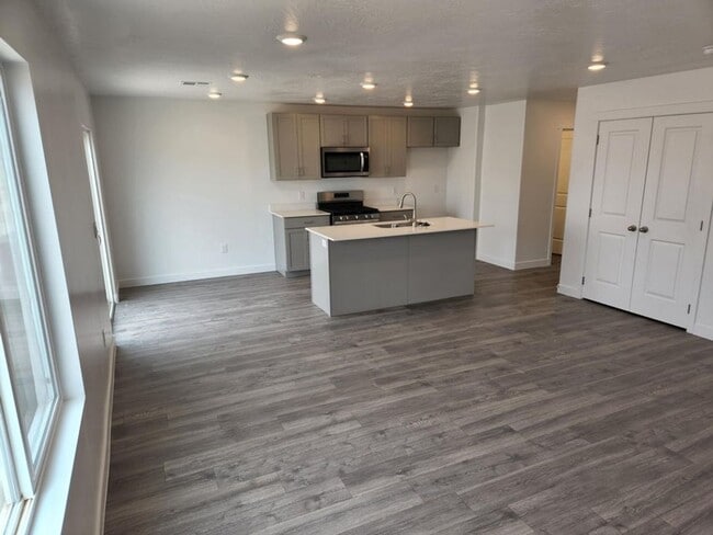 Building Photo - Comfortable and Spacious 4-Bedroom Townhome in Cedar City!