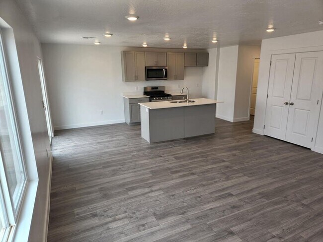 Foto del edificio - Comfortable and Spacious 4-Bedroom Townhome in Cedar City!