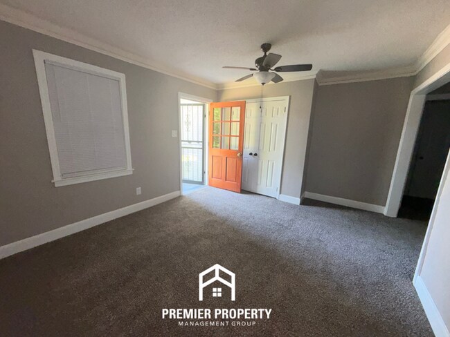 Foto del edificio - Charming 2BR/1BA Highland Heights Cove | Formal Dining Area & Huge Backyard