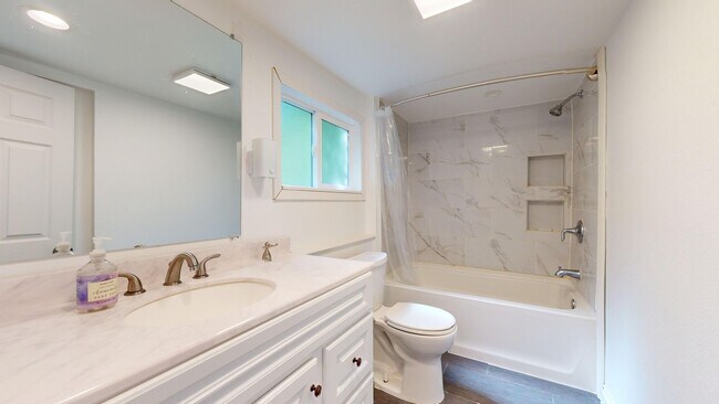 Foto del edificio - Tracyton 3 Bedroom w/ Tons of Parking & Huge Lot! Avail. 4/15