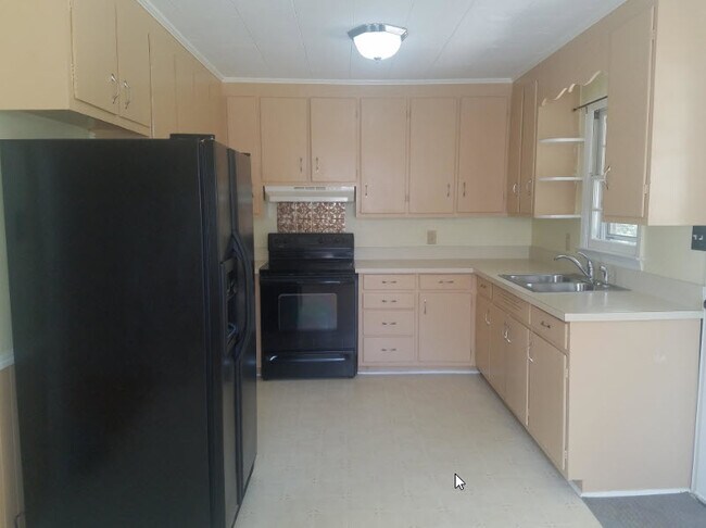 Building Photo - 806 N Fir Ave
