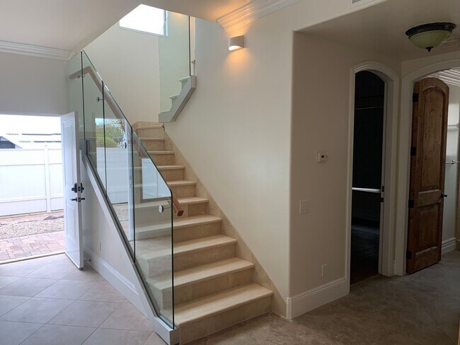 Foto del edificio - Gorgeous 3 Bed / 2 Bath Duplex in the Vill...