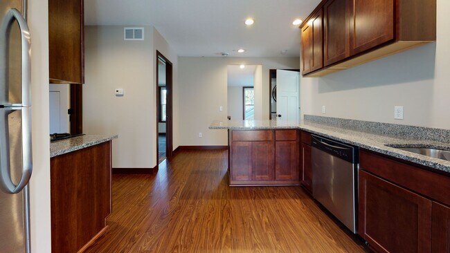 Building Photo - Recently renovated  7 bedroom house