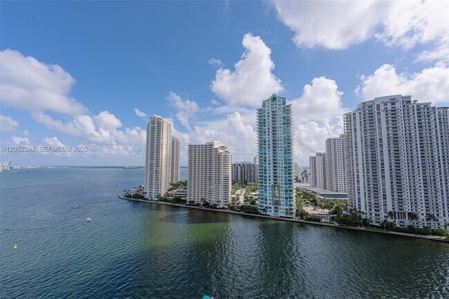 Foto del edificio - 325 S Biscayne Blvd