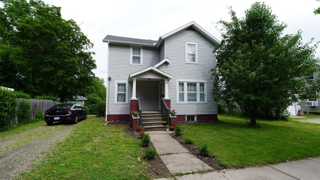 Building Photo - 105 Budlong St