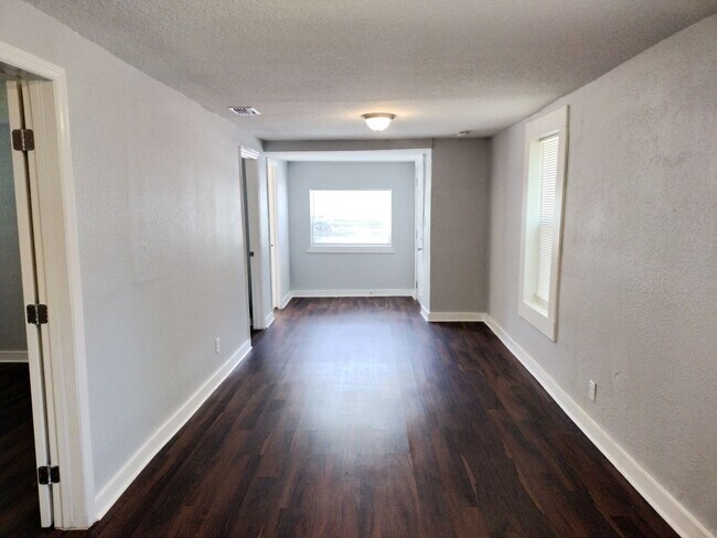 Building Photo - Cute and Cozy 3 Bedroom 2 Bath North Jacks...