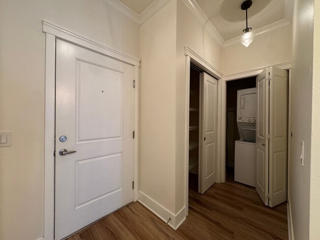 Building Photo - Downtown  1 Bed 1 Bath Condo Unit Close to Everything New Flooring New Appliances