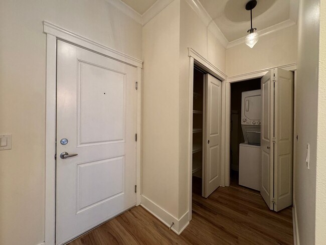 Foto del edificio - Downtown  1 Bed 1 Bath Condo Unit Close to Everything New Flooring New Appliances