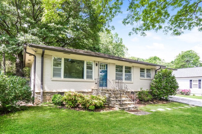 Building Photo - Charming Renovated 2-Bedroom Ranch with Fe...