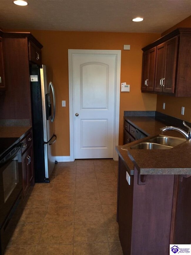 Building Photo - 913 Silktree Cir