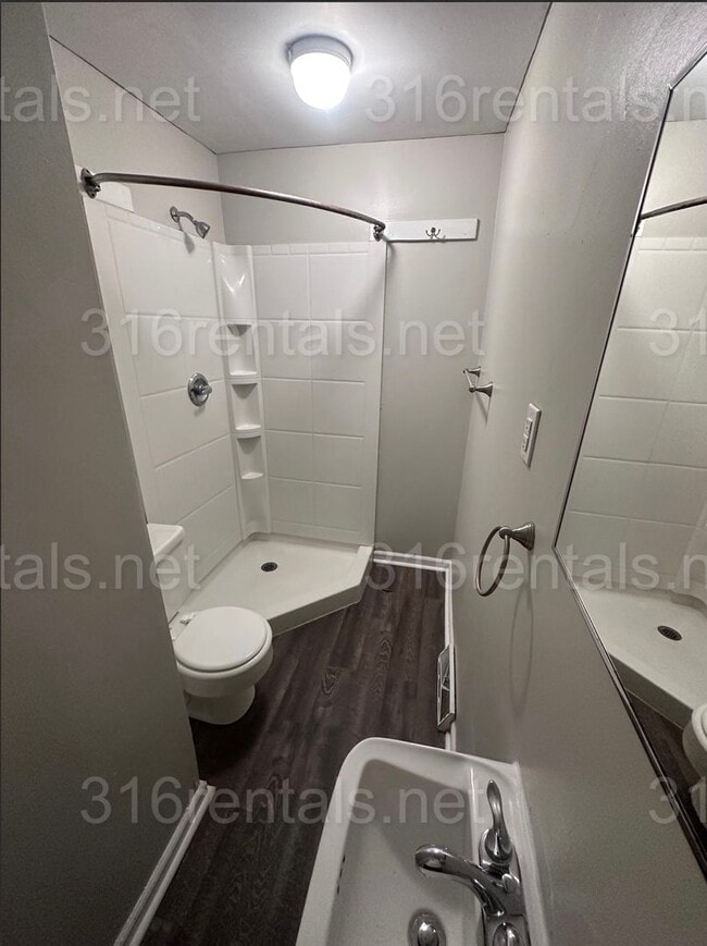 Building Photo - $775 - 2 bed 1 bath - Delightful and spaci...