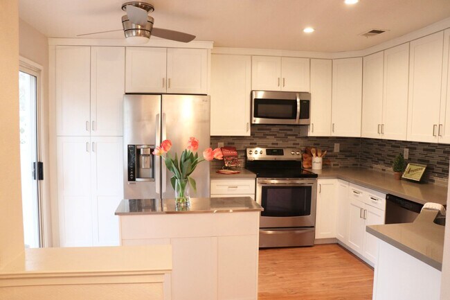 Building Photo - Updated 3 Bedroom 2.5 Bath in Rocklin
