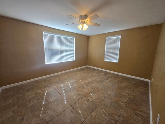 Foto del edificio - Move in ready!