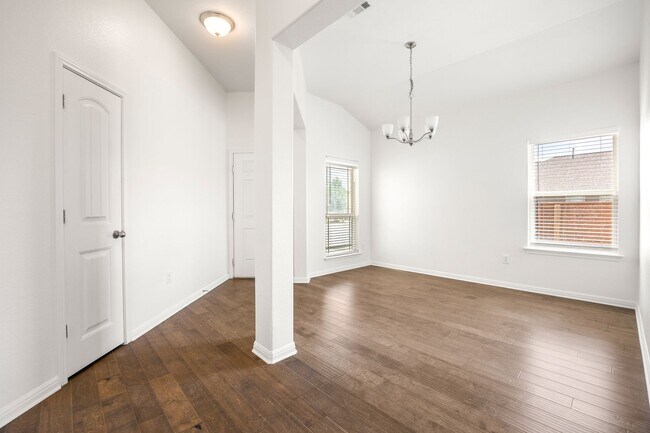 Foto del edificio - Spacious 4-Bedroom Home on a Corner Lot in...
