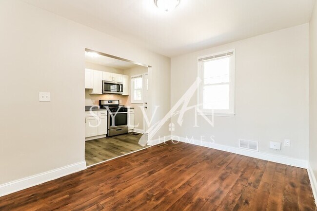 Building Photo - Don’t miss this unique  4 bedroom, 2 bathr...