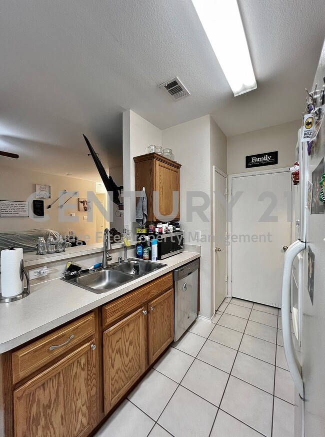 Building Photo - Beautiful 3/2/2 For Rent in Waxahachie!