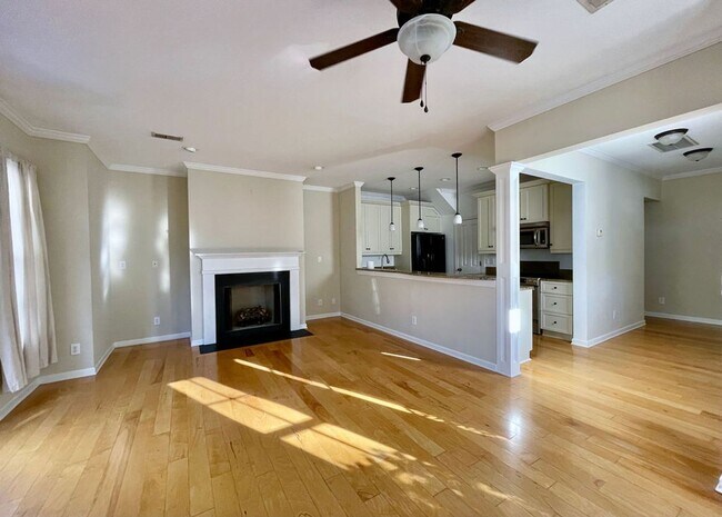 Building Photo - Available August 1st. Great 2 BR/2.5 BA Ho...