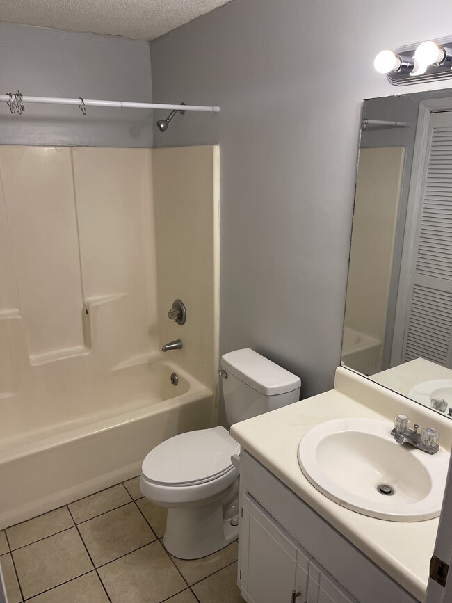 Building Photo - 212 Apache Dr