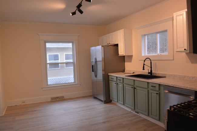 Building Photo - 330 E Main St