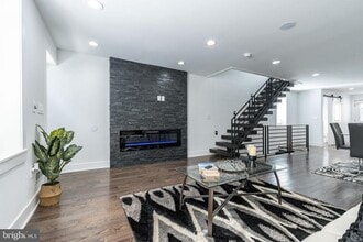 Building Photo - 2832 Edgemont St