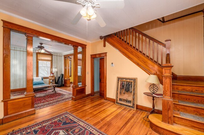 Foto del edificio - Lauraville 4-Bedroom, 2-Bathroom American Foursquare Home with Beautiful Outdoor Space