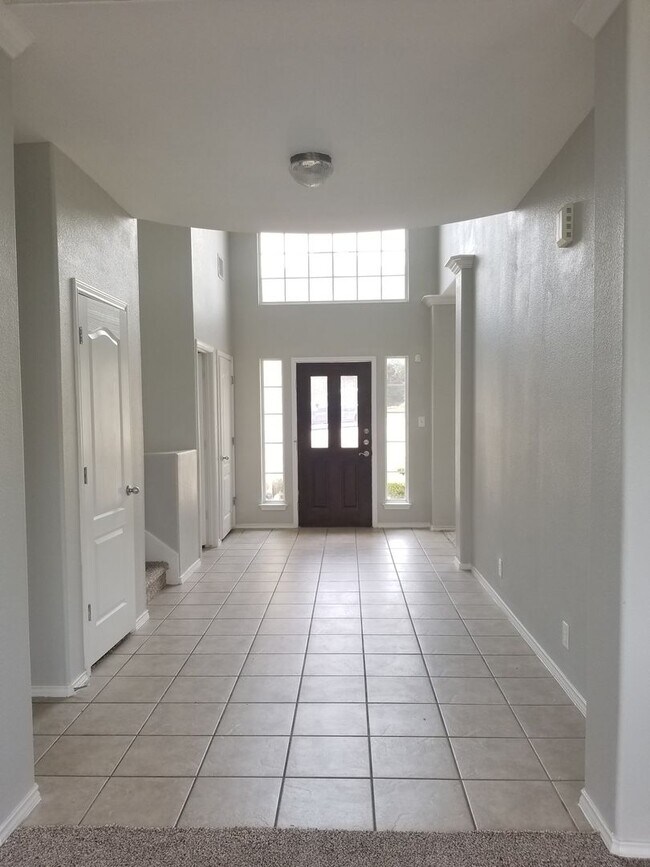 Building Photo - Spacious 4 bedroom home in Stone Oak!