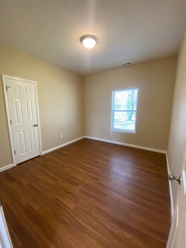 Building Photo - 1628 N Barnes Ave