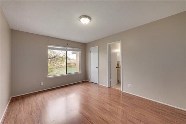 Building Photo - Awesome Townhome in NE Austin Community