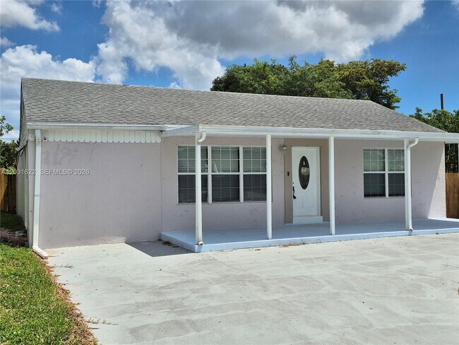 Foto del edificio - 5653 Coconut Rd