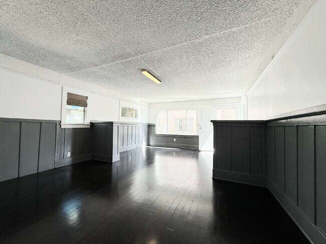 Building Photo - 1661 W 36th Pl