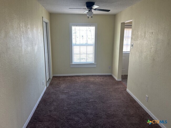 Building Photo - 515 W Kern Rd